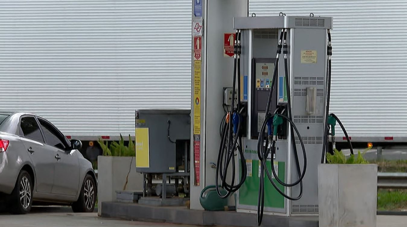 Preço da gasolina nos postos sobe 8,7% após reajuste da Petrobras; diesel avança 14,4%, diz ANP