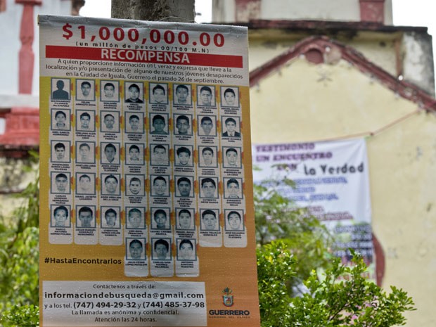 Pôster com fotos dos 43 estudantes desaparecidos, que anuncia recompensa por informações sobre os jovens, é visto em poste na cidade de Cocula, em Guerrero, no México (Foto: AFP Photo/Ronaldo Schemidt)