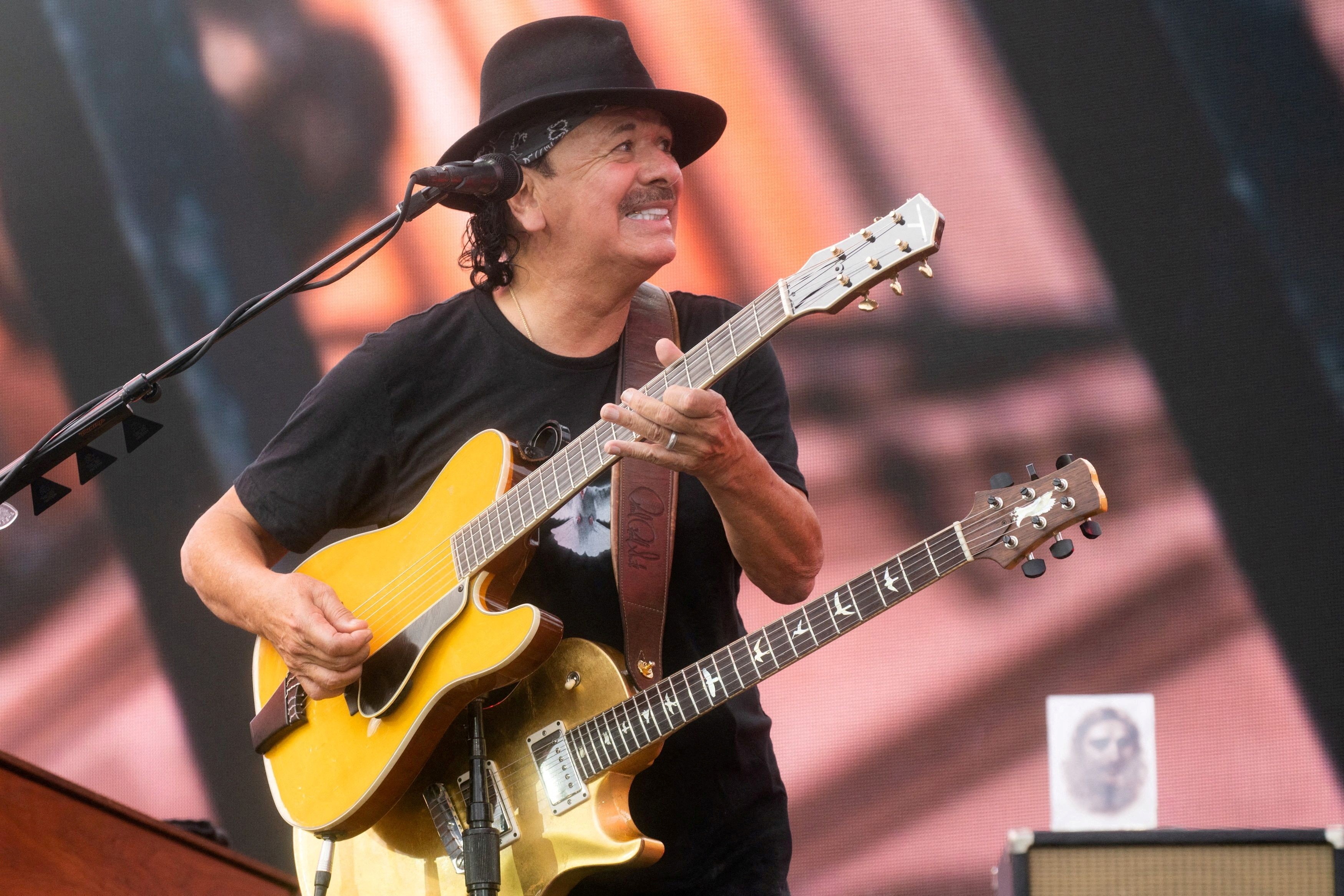 Carlos Santana desmaia em show e deixa palco de maca: 'Desidratei e desmaiei'