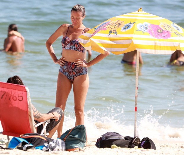 Ellen Jabour vai à praia no Rio com o namorado,  Jonathan Corrêa (Foto: AgNews / Dilson Silva)