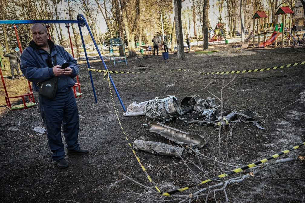 24 de fevereiro - Restos de um míssil foram isolados ao lado de um parquinho infantil em Kharkiv, na Ucrânia — Foto: Aris Messinis/AFP