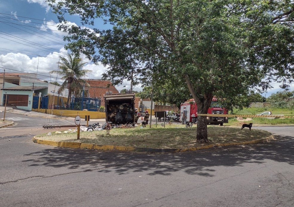 Caminhão da Prudenco tombou na Rua Abílio Nascimento com a Avenida Juscelino Kubitschek — Foto: Cedida