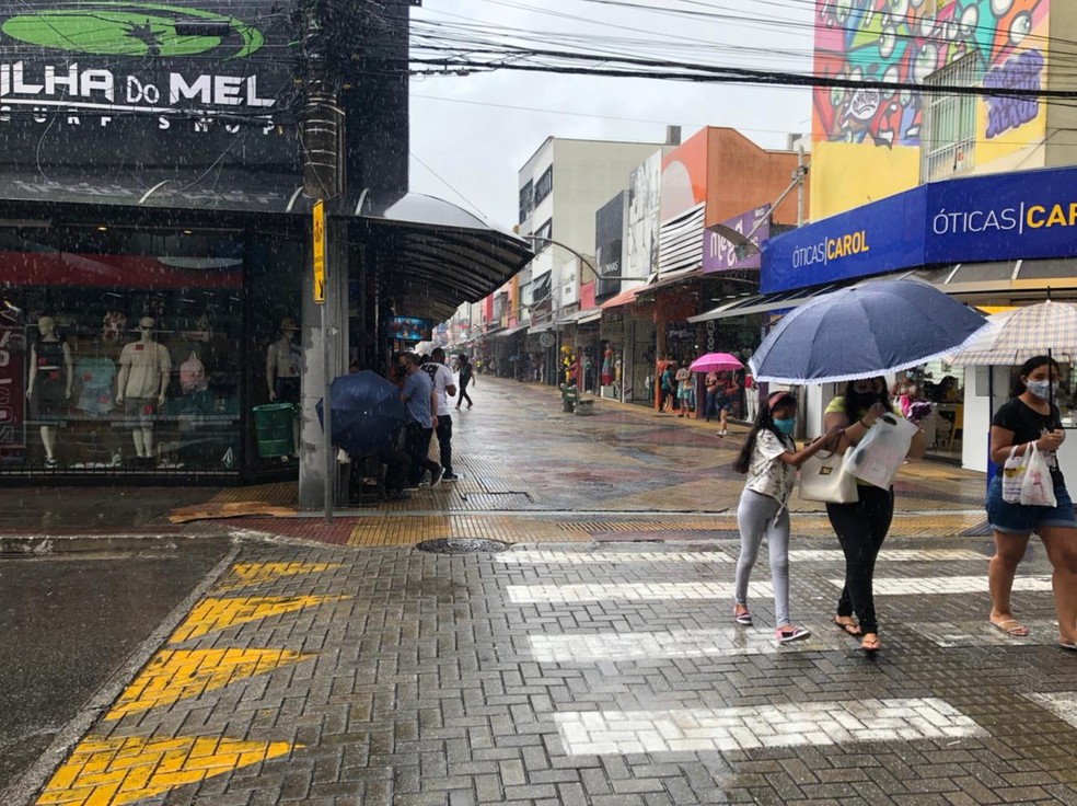 Lojas do calçadão de São José dos Campos voltam a abrir após o avanço da cidade à fase laranja do Plano SP — Foto: Arthur Costa/TV Vanguarda