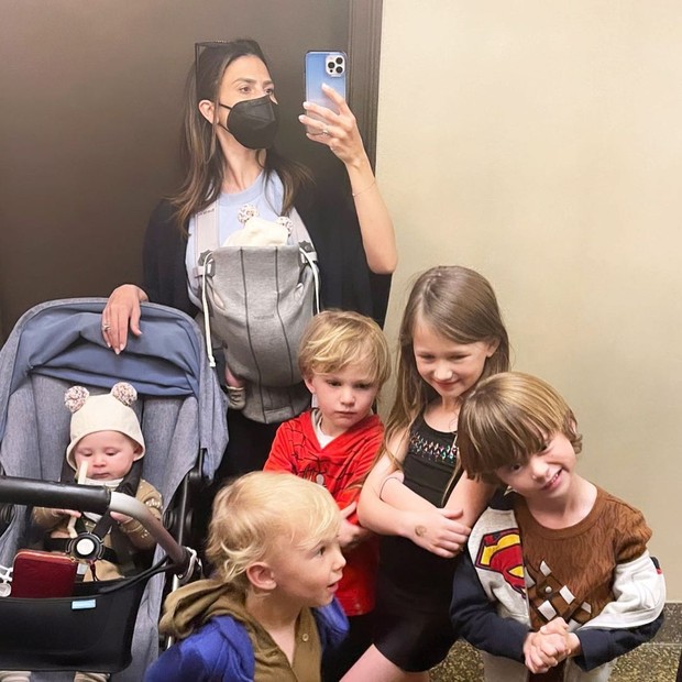 Hilaria Baldwin e os seis filhos (Foto: Reprodução/Instagram)