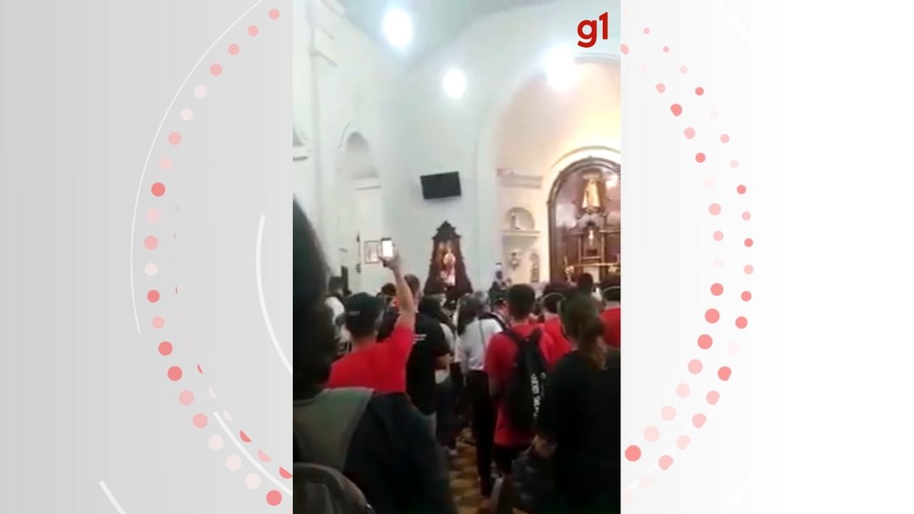 Grupo que pedia justiça pela morte de Moïse entrou em igreja durante manifestação, em Curitiba — Foto: Reprodução
