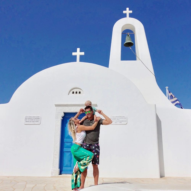 Karina Bacchi faz ensaio do "casório" com Amaury Nunes na Grécia (Foto: Reprodução/Instagram)