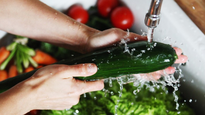 Após deixar em solução de água sanitária, lavar os alimentos em água corrente retira resquícios do produto (Foto: Getty Images)
