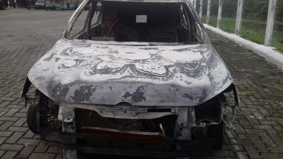 Ladrões colocaram fogo em um dos carros usados no assalto — Foto: PRF/Divulgação