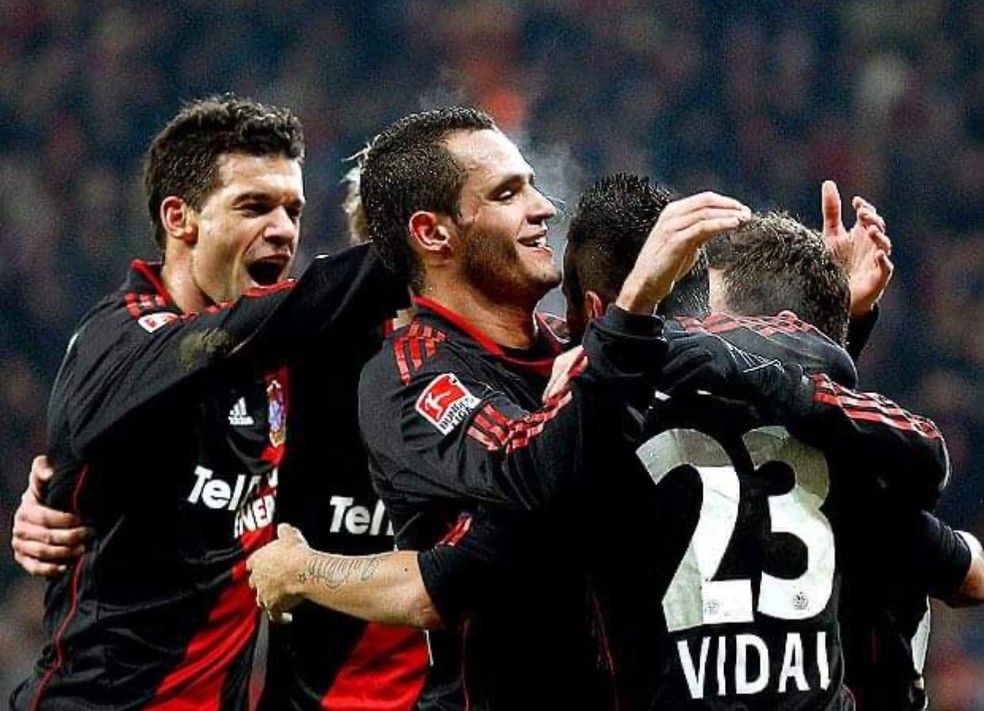 Ballack comemora gol com Renato Augusto e Vidal no Leverkusen — Foto: Reprodução