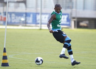 Prestes a ganhar 1ª chance, volante do Grêmio lida com tragédia familiar