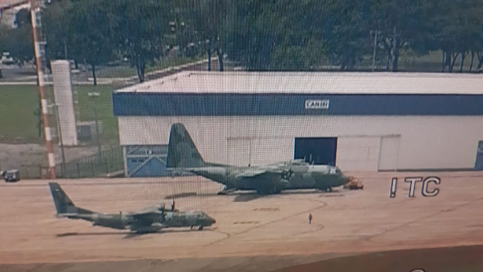 Duas aeronaves da Força Aérea Brasileira (FAB), transportaram presos de São Paulo para penitenciárias federais; aviões pararam em Brasília para deixar parte do grupo — Foto: TV Globo/ Reprodução