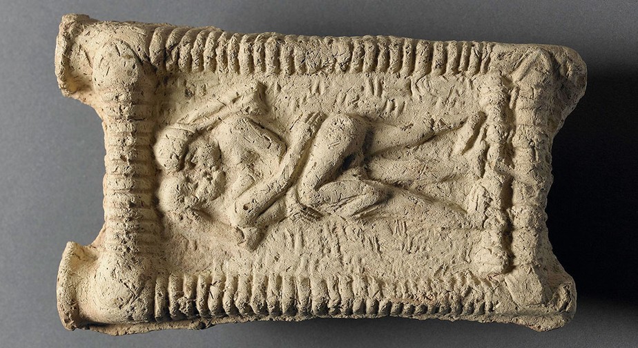 Modelo babilônico de 1,8 mil a.C. mostra um casal se beijando