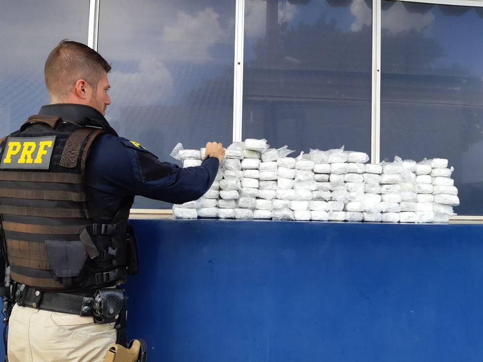 No total, foram apreendidos 72 kg de maconha; droga seria levada para Francisco BeltrÃ£o â Foto: PRF/DivulgaÃ§Ã£o