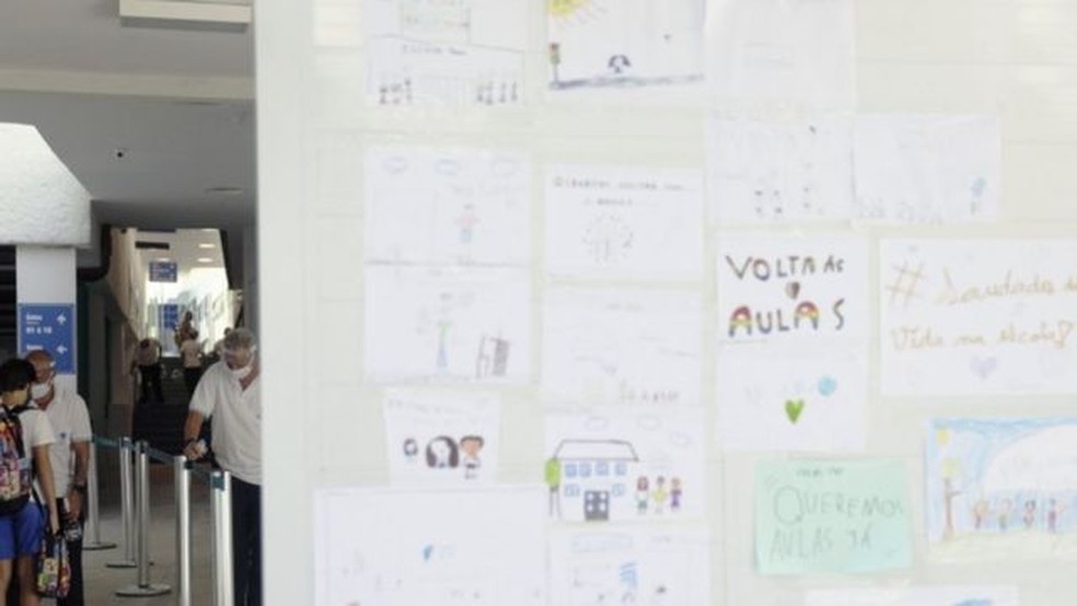 Cartazes de volta às aulas em escola no Rio; interrupções no fluxo escolar causarão perdas sociais e econômicas de longo prazo — Foto: Reuters