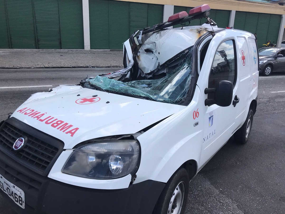 Ambulância atinge caminhão-baú e provoca engavetamento na avenida Nevaldo  Rocha, em Natal | Rio Grande do Norte | G1