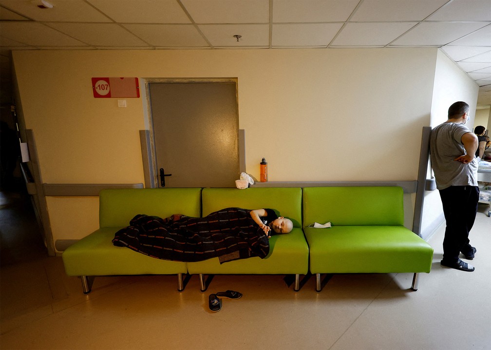 28 de fevereiro - Criança deitada em um sofá nos corredores do porão do Hospital Infantil Okhmadet, em Kiev, Ucrânia — Foto: Umit Bektas/Reuters