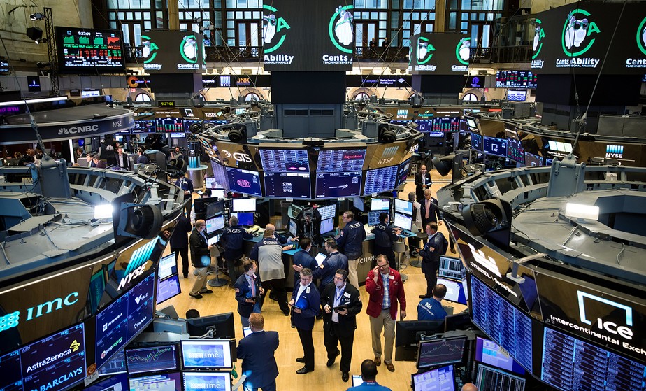 Wall Street perde fôlego à espera de aprovação de pacote de socorro