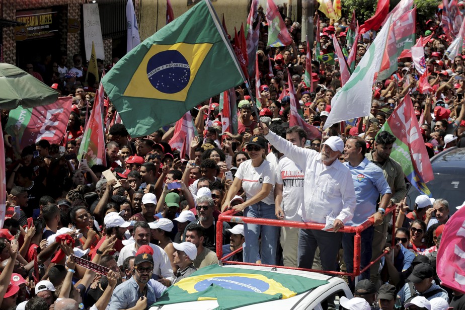 Lula critica 'monstruosidade' da rede de Bolsonaro, mas diz achar 'impossível' presidente ganhar a eleição