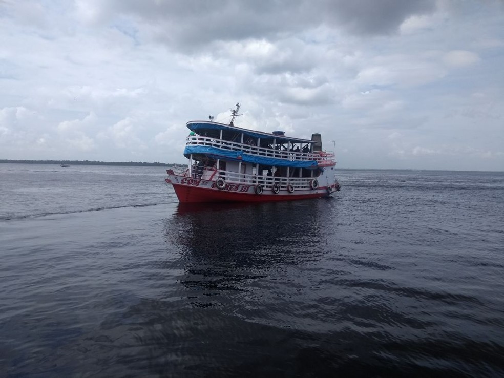 Embarcação saindo do Porto de Manaus. — Foto: Paulo Paixão/ Rede Amazônica