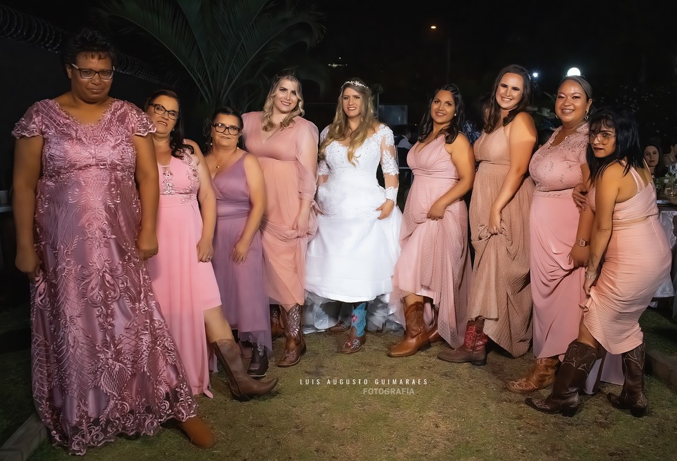 Madrinhas e noiva calçam botas para entrar no "clima" sertanejo durante festa de casamento em Agudos — Foto: Fábio Araújo Fotografia /Divulgação