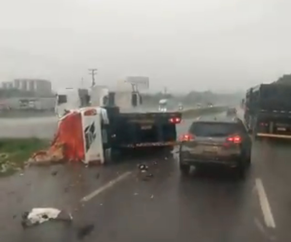 Carro e carreta se envolvem em acidente na BR316 durante forte chuva Pará G1