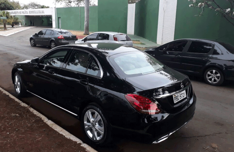 Segundo a polícia, carro de luxo apreendido nesta terça (03/09), em Brasília, pertencia a um dos presos pelo golpe da moeda falsa Kriptacoin (Foto: Guilherme Timóteo/TV Globo)