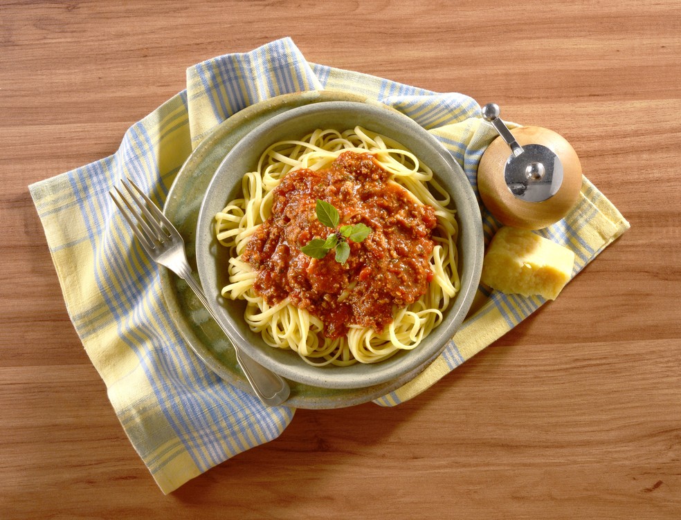 Se quiser, finalize o macarrão à bolonhesa com queijo parmesão — Foto: Divulgação