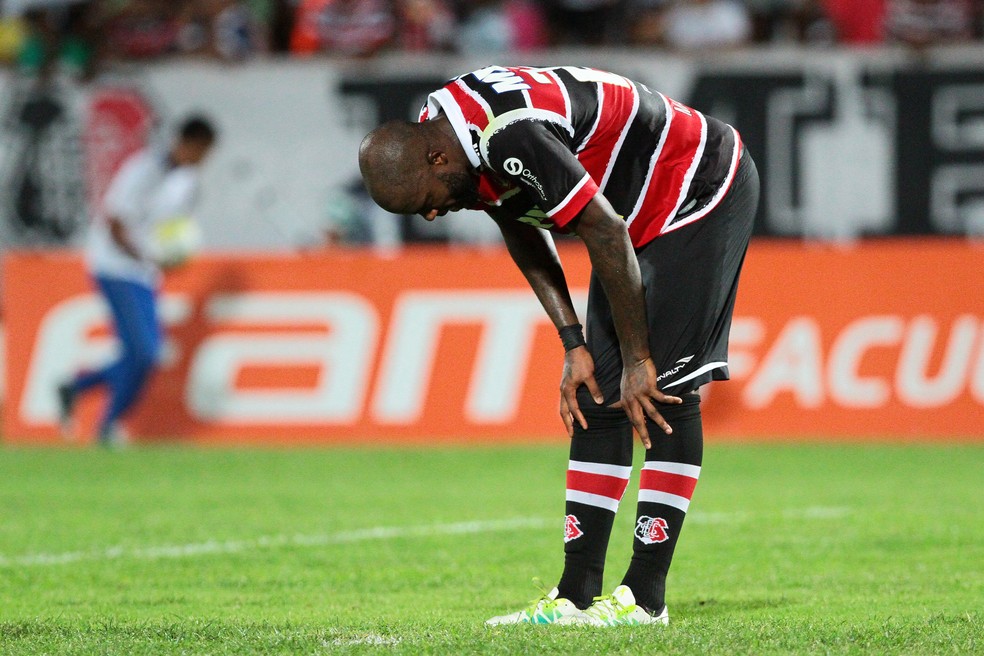 Grafite foi rebaixado com o Santa Cruz para a Série B em 2016 — Foto: Marlon Costa/ Pernambuco Press