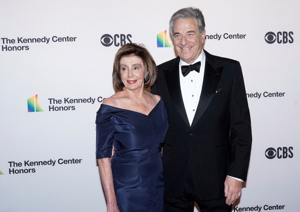 A presidente da Câmara Nancy Pelosi e seu marido Paul no Kennedy Awards em Washington, nos EUA, em 8 de dezembro de 2023 — Foto: REUTERS/Joshua Roberts