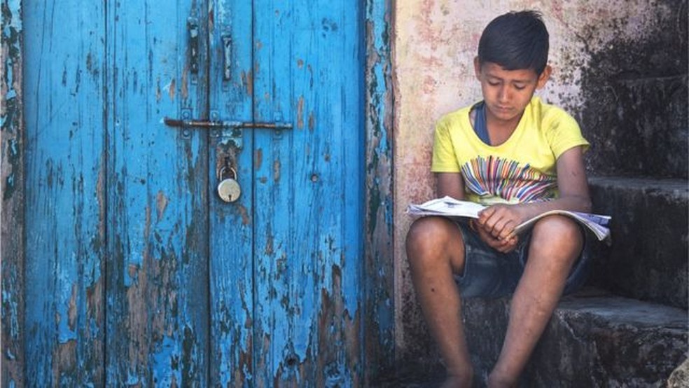 'Durante a pandemia, pais e mães perderam seus empregos, e crianças que antes estavam na escola acabaram presenciando mais tanto episódios de violência, quanto a dificuldade enfrentada pelas famílias', diz Roberto Campos de Lima, do Instituto Ayrton Senna — Foto: GETTY IMAGES/BBC