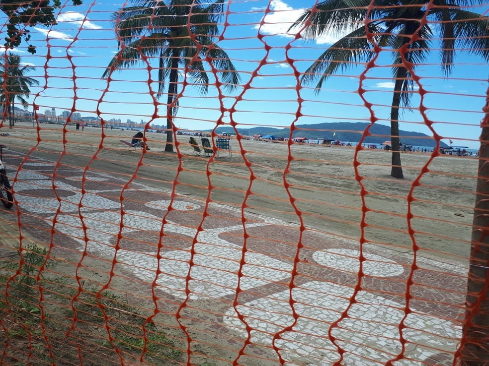 Santos, SP, instalou gradis e telas para isolar a praia no réveillon — Foto: Rodrigo Nardelli/G1