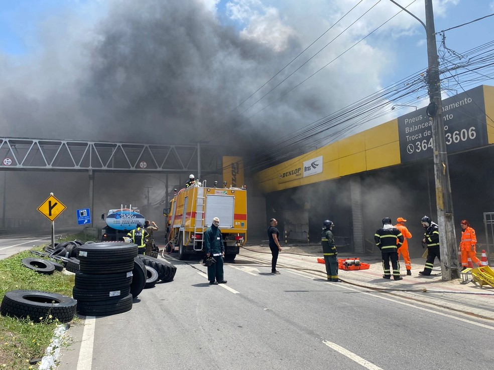 Incêndio atinge loja de pneus em Parnamirim, RN — Foto: Pedro Trindade/Inter TV Cabugi