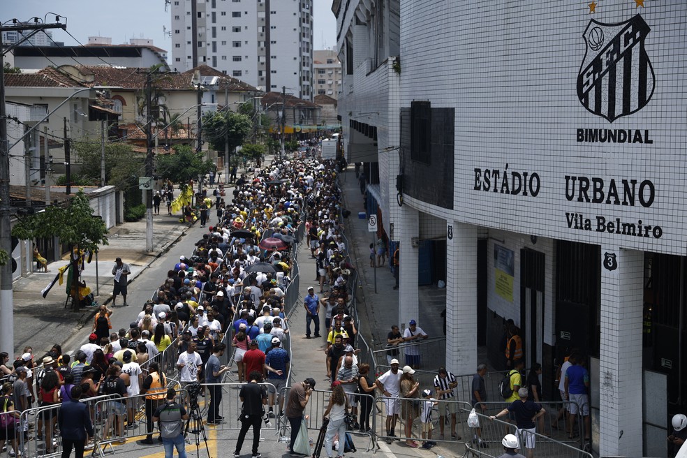 Fila de cerca de 2 horas na frente da Vila Belmiro no velório de Pelé — Foto: Amanda Perobelli/Reuters