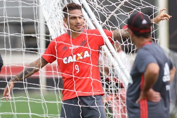 Guerrero encabeça lista final vazia do Peru para a Copa América Centenário