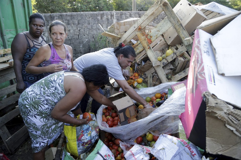 Cariocas garimpam na 'rapa' do Ceasa para driblar fome extrema e aumentos sucessivos nos preços dos alimentos