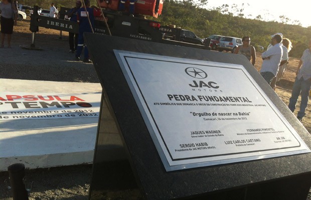 Jac inaugura pedra fundamental em Camaçari, BA (Foto: Priscila Dal Poggetto / G1)
