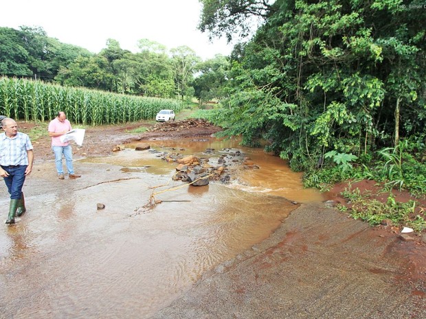 Pontes e pontilhões foram destruídos com chuva forte em Pinhalzinho (Foto: Elieser Donhauser/AGR/Rádio Centro Oeste)
