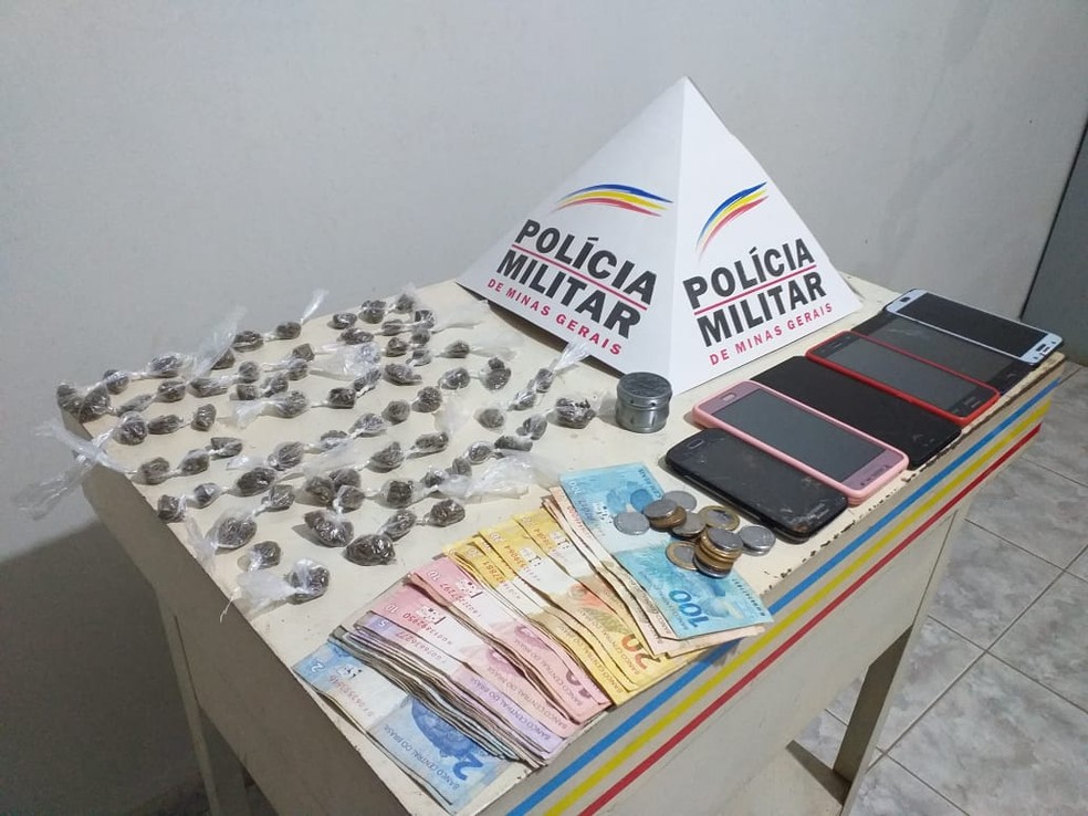 Droga, dinheiro e celulares foram apreendidos em uma casa no bairro Floresta, em Poté — Foto: Polícia Militar/Divulgação