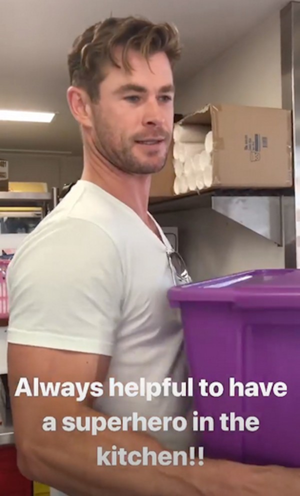 O ator Chris Hemsworth preparando os lanches para os filhos e coleguinhas na cantira da escola das crianças (Foto: Instagram)