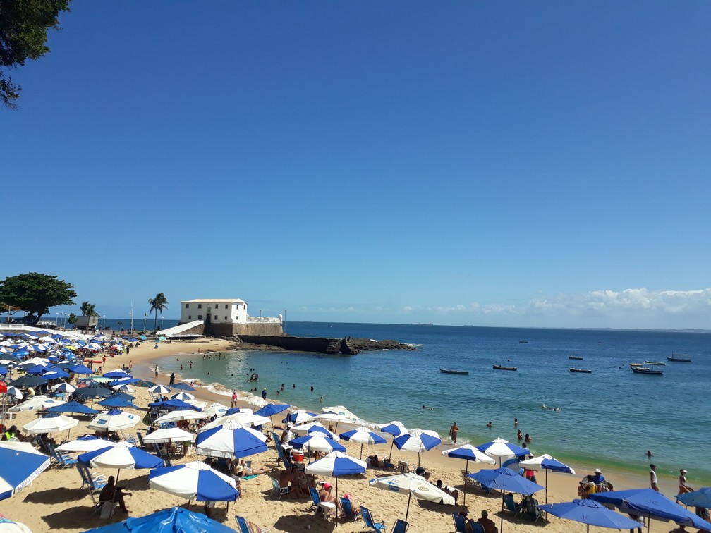 Praia Porto da Barra, em Salvador — Foto: Lara Pinheiro/G1