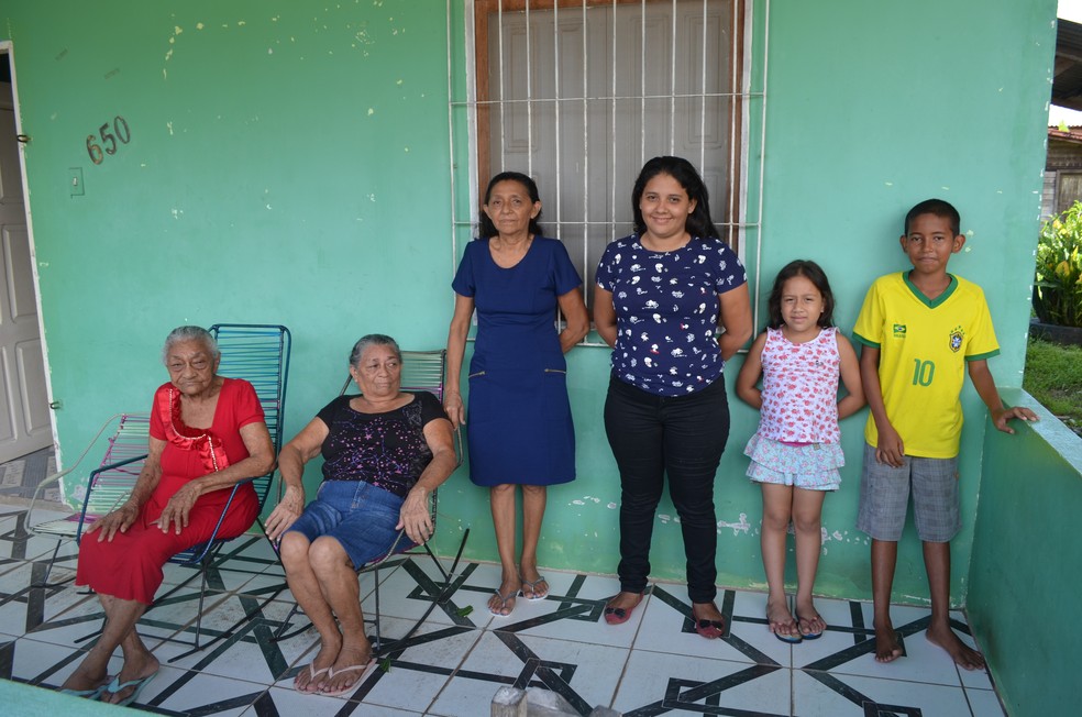 Todas as gerações da família de Isabel de Sena (Foto: John Pacheco/G1)