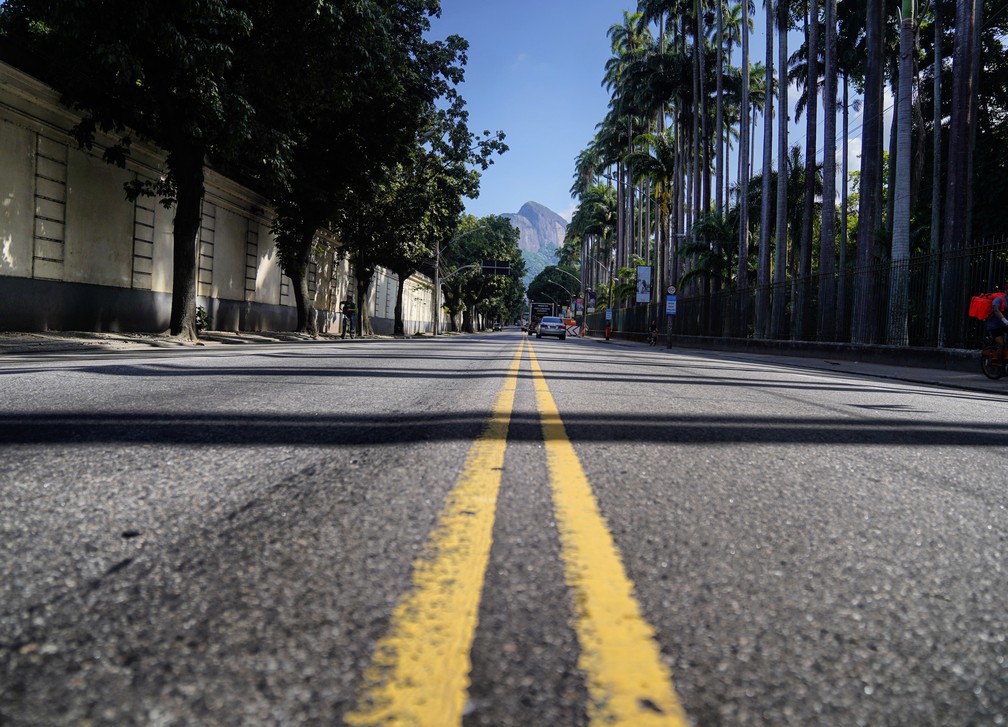15h: Rua Jardim Botânico vazia na quarta-feira, 18 de março   — Foto: Marcos Serra Lima/G1 Rio 