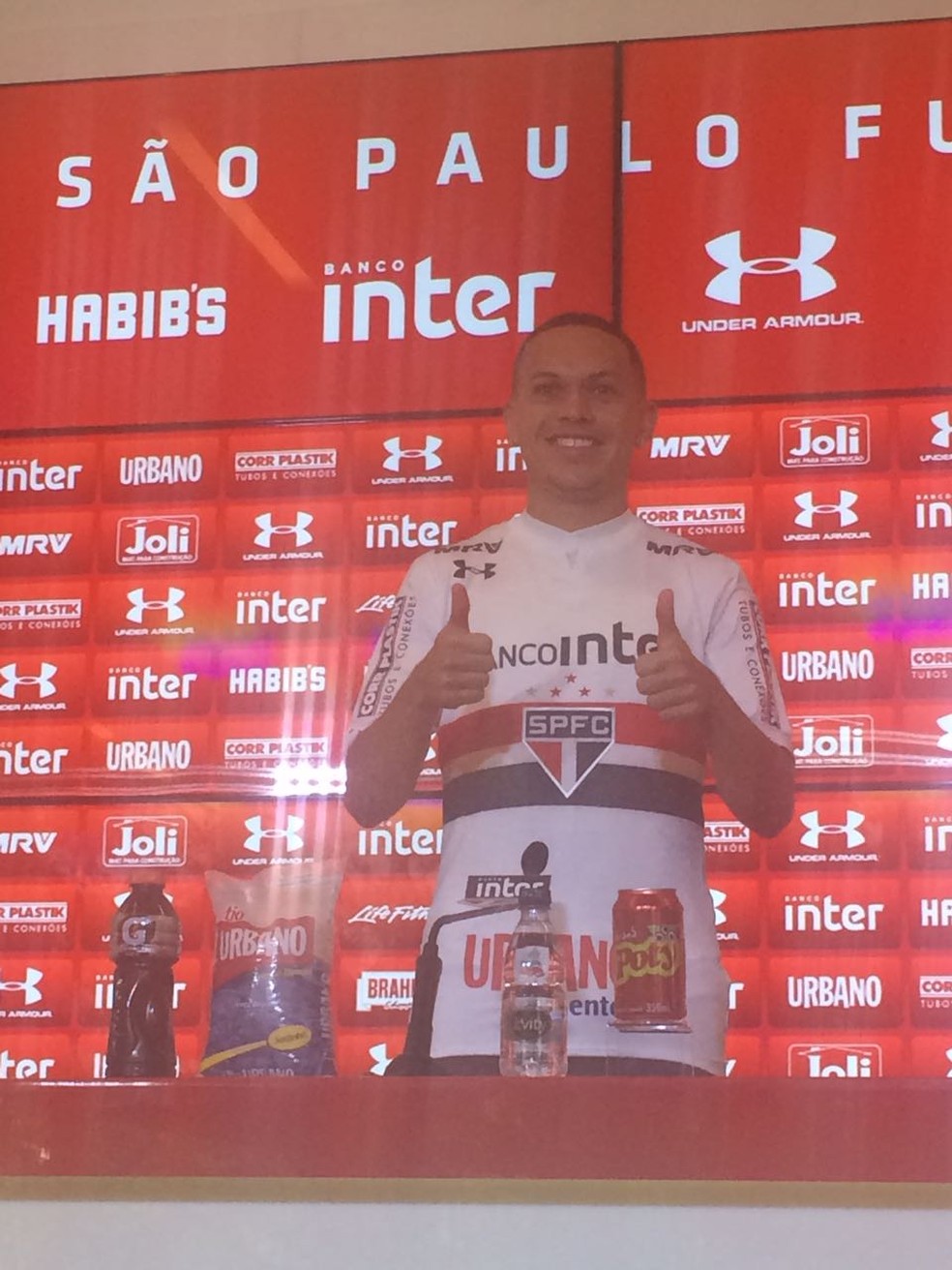 Marcos Guilherme é apresentado pelo São Paulo, com contrato até o fim do ano que vem (Foto: Marcelo Prado)