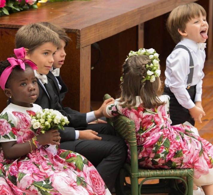 Atenta e comportada, Títi assiste à cerimônia do casamento (Foto: Reprodução/Instagram)