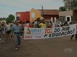 Mais de 200 professores do município e do estado vão às ruas em Araguaína (Foto: Reprodução/TV Anhanguera)
