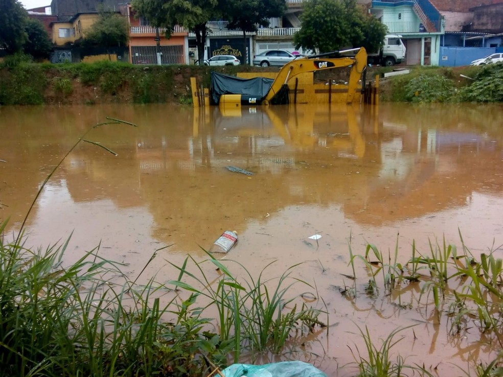 Máquinas e equipamentos da obra foram cobertos pela chuva que caiu no Jardim Baronesa nesta segunda-feira (10) — Foto: Arquivo Pessoal
