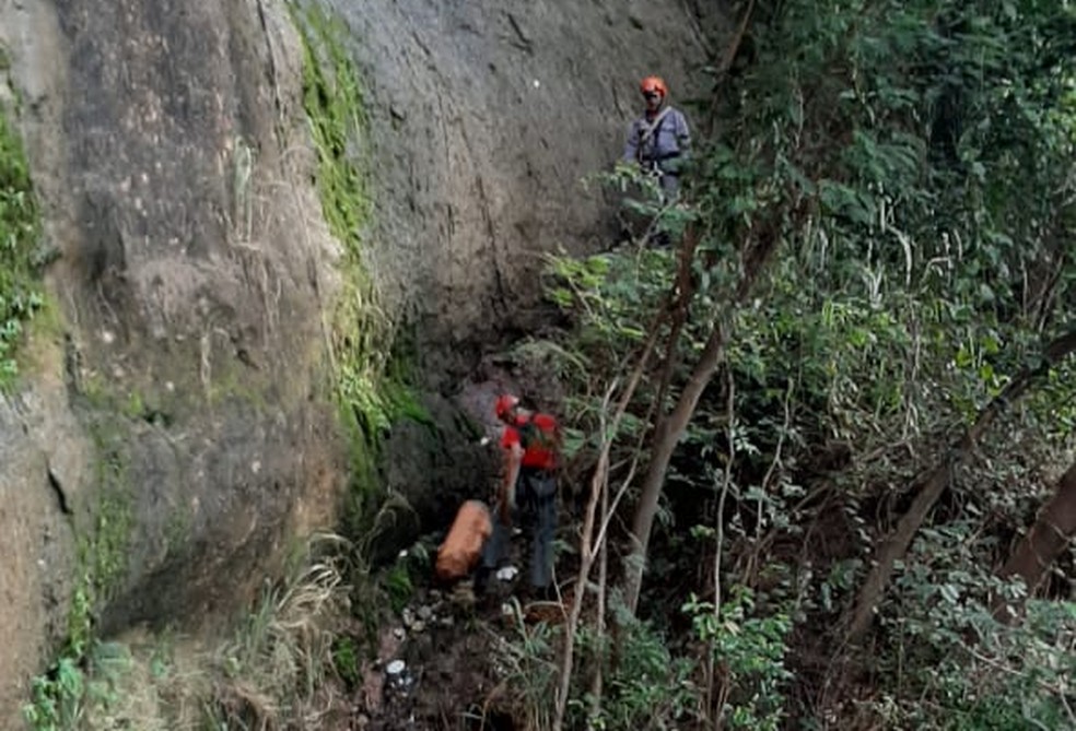 Corpo estava em um vale de mais de 70 metros de altura em Marília — Foto: Corpo de Bombeiros/Divulgação