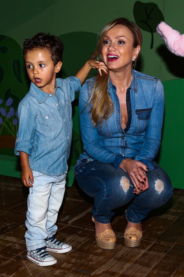 Eliana e o filho (Foto: Manuela Scarpa/Photo Rio News) Eliana e o filho (Foto: Manuela Scarpa/Photo Rio News)