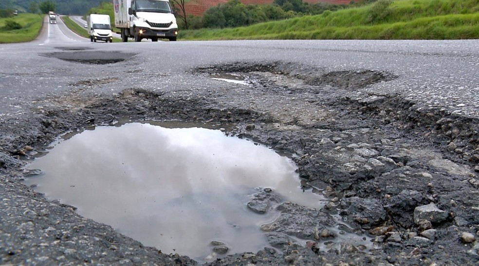 Concessionária da Rodovia Fernão Dias é notificada por más condições e buracos em pista pedagiada em MG — Foto: Reprodução EPTV