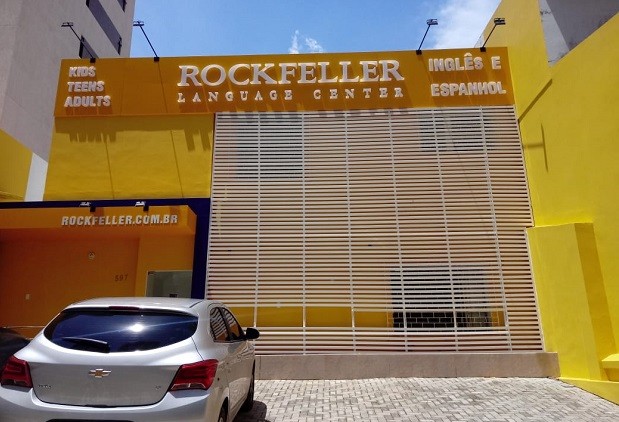 Grades fazem parte do projeto arquitetônico da Rockfeller Language Center e foram vandalizadas na unidade de Salvador  (Foto: Divulgação)